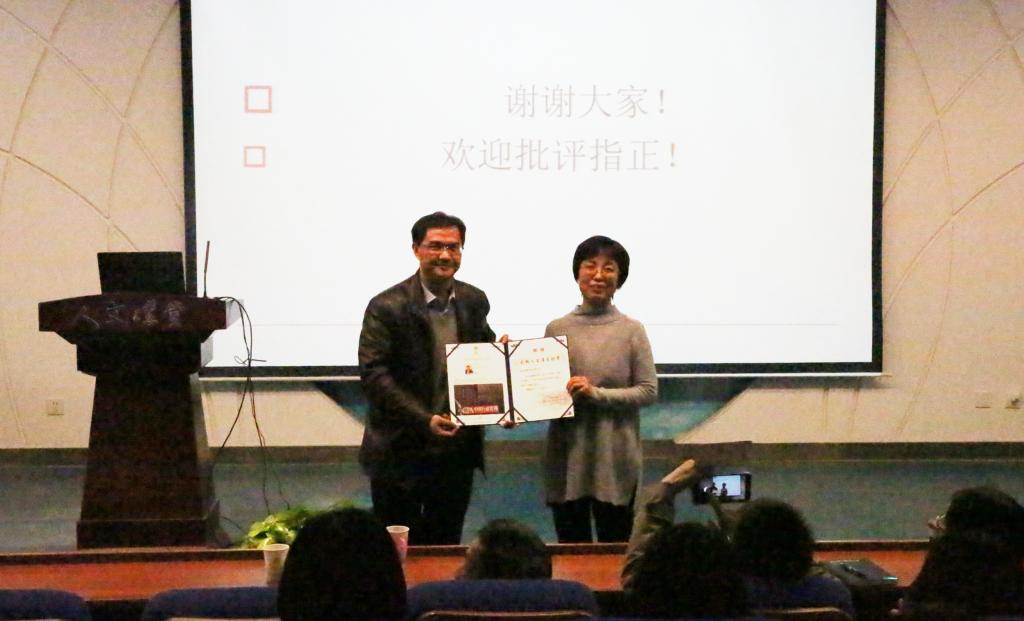 蔡劲松经理向解亚红研究员颁发证书并合影留念